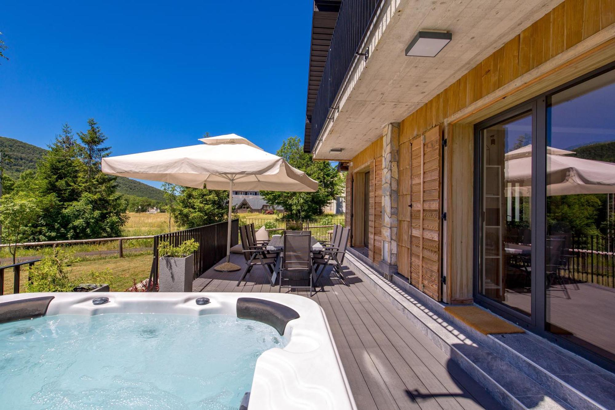 Modern Alpine Monsalbius Chalet Baske Ostarije Екстериор снимка